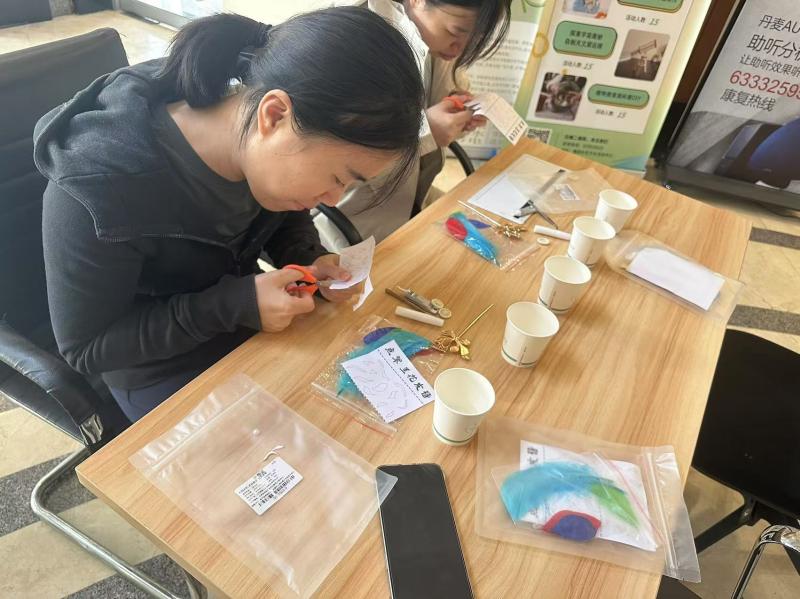 手工非遗点簪制作中_上海专业物业服务