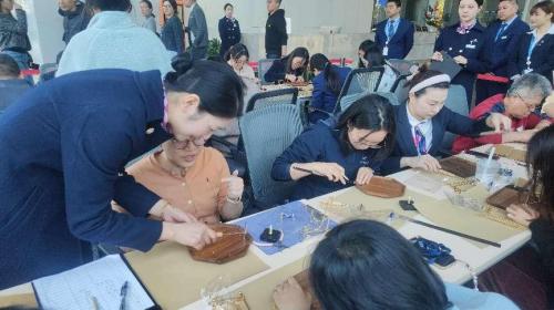 复古钟表手工制作活动现场._上海物业公司服务