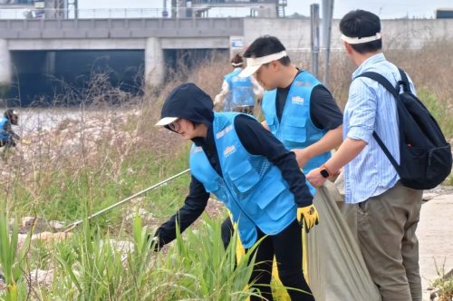 弯腰捡拾海岸垃圾_物业服务
